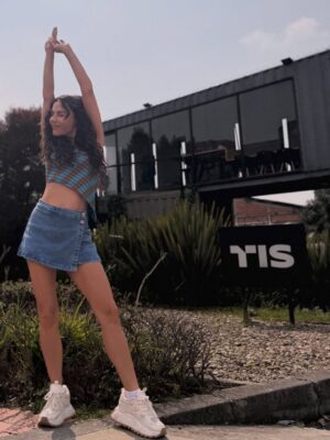 Carolina Gaitán Instagram - Aunque no parezca se maneja el cansancio finalizando la semana, pero metiéndole cañeñe🔥buena onda y divertimentos puros! Cómo van uds? @tis__studios @disney @telemundo You can’t really tell… but that end-of-the-week tiredness is REAL 😂🔥 Still, we’re powering through with full on vibes, big energy, and pure fun mode activated! How are you holding up, fam?
@tis__studios @disney @telemundo 💫🎬✨
