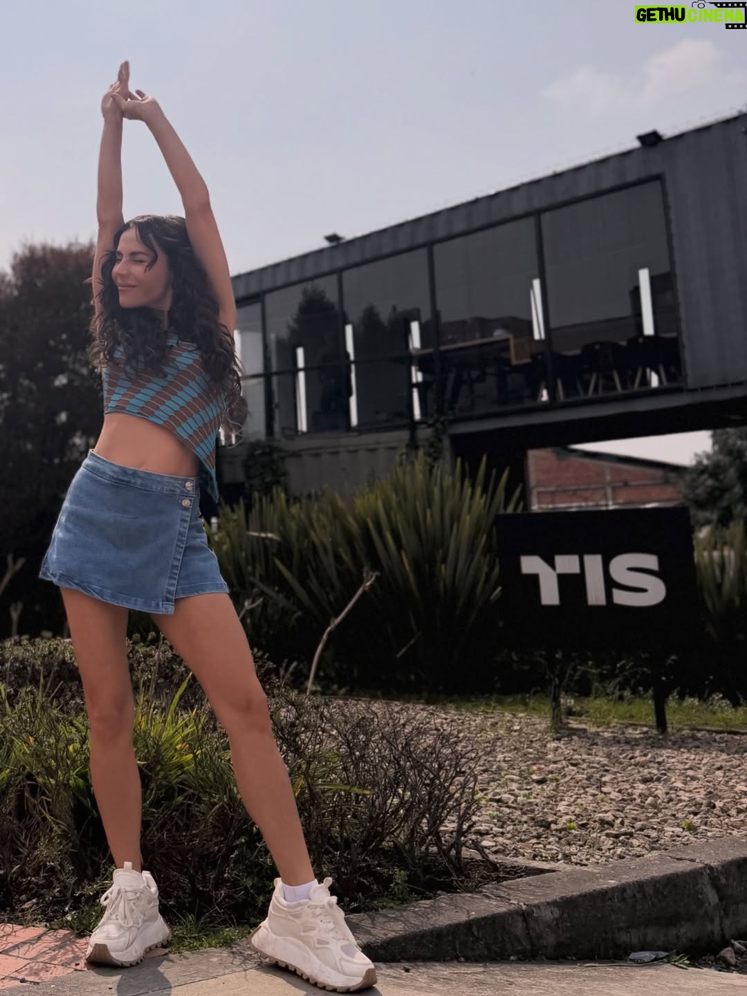 Carolina Gaitán - 62.4K Likes - Aunque no parezca se maneja el cansancio finalizando la semana, pero metiéndole cañeñe🔥buena onda y divertimentos puros! Cómo van uds? @tis__studios @disney @telemundo You can’t really tell… but that end-of-the-week tiredness is REAL 😂🔥 Still, we’re powering through with full on vibes, big energy, and pure fun mode activated! How are you holding up, fam?
@tis__studios @disney @telemundo 💫🎬✨