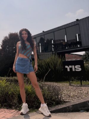 Carolina Gaitán Instagram - Aunque no parezca se maneja el cansancio finalizando la semana, pero metiéndole cañeñe🔥buena onda y divertimentos puros! Cómo van uds? @tis__studios @disney @telemundo You can’t really tell… but that end-of-the-week tiredness is REAL 😂🔥 Still, we’re powering through with full on vibes, big energy, and pure fun mode activated! How are you holding up, fam?
@tis__studios @disney @telemundo 💫🎬✨