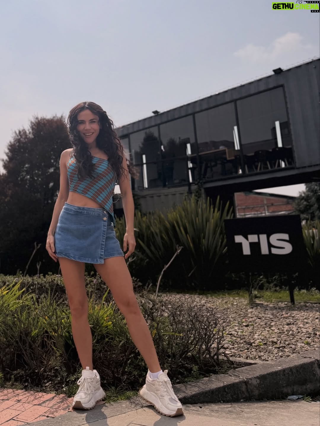 Carolina Gaitán - 62.4K Likes - Aunque no parezca se maneja el cansancio finalizando la semana, pero metiéndole cañeñe🔥buena onda y divertimentos puros! Cómo van uds? @tis__studios @disney @telemundo You can’t really tell… but that end-of-the-week tiredness is REAL 😂🔥 Still, we’re powering through with full on vibes, big energy, and pure fun mode activated! How are you holding up, fam?
@tis__studios @disney @telemundo 💫🎬✨
