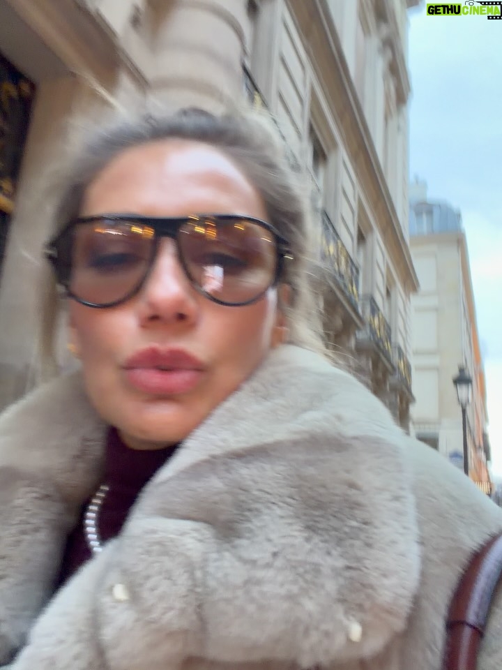 Carolina de Moras - 9K Likes - Day 3.  El corazón lleno. Caminar de la mano con mi peque por esta ciudad mágica es coleccionar recuerdos que nos van a acompañar toda la vida. Gracias.⭐️ Más que un viaje, es nuestro momento, nuestra historia, nuestro amor infinito.
⭐️⭐️⭐️❤️⭐️⭐️⭐️.