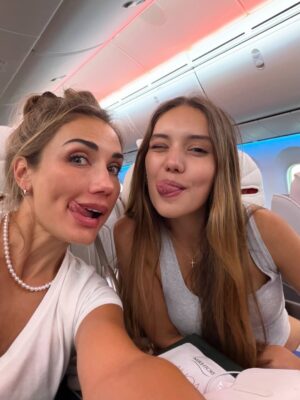 Carolina de Moras Instagram - Day 1. Mom & daughter in Paris.
Enero. 
Con mi pequeña aprovechando un poco del frío y lo que queda de la decoración de navidad en Francia.  Como siempre una ciudad mágica. 😍 
Feliz de estar compartiendo con ella. 
❤️❤️❤️❤️