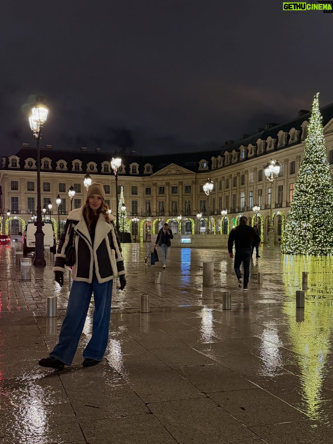 Carolina de Moras - 16.1K Likes - Day 1. Mom & daughter in Paris.
Enero. 
Con mi pequeña aprovechando un poco del frío y lo que queda de la decoración de navidad en Francia.  Como siempre una ciudad mágica. 😍 
Feliz de estar compartiendo con ella. 
❤️❤️❤️❤️