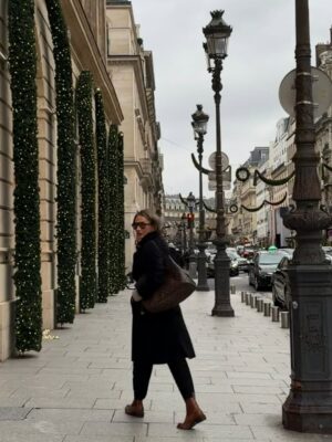 Carolina de Moras Instagram - Day 1. Mom & daughter in Paris.
Enero. 
Con mi pequeña aprovechando un poco del frío y lo que queda de la decoración de navidad en Francia.  Como siempre una ciudad mágica. 😍 
Feliz de estar compartiendo con ella. 
❤️❤️❤️❤️