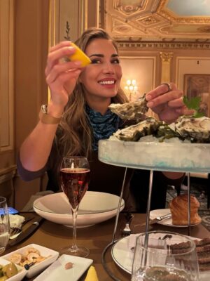 Carolina de Moras Instagram - Day 1. Mom & daughter in Paris.
Enero. 
Con mi pequeña aprovechando un poco del frío y lo que queda de la decoración de navidad en Francia.  Como siempre una ciudad mágica. 😍 
Feliz de estar compartiendo con ella. 
❤️❤️❤️❤️