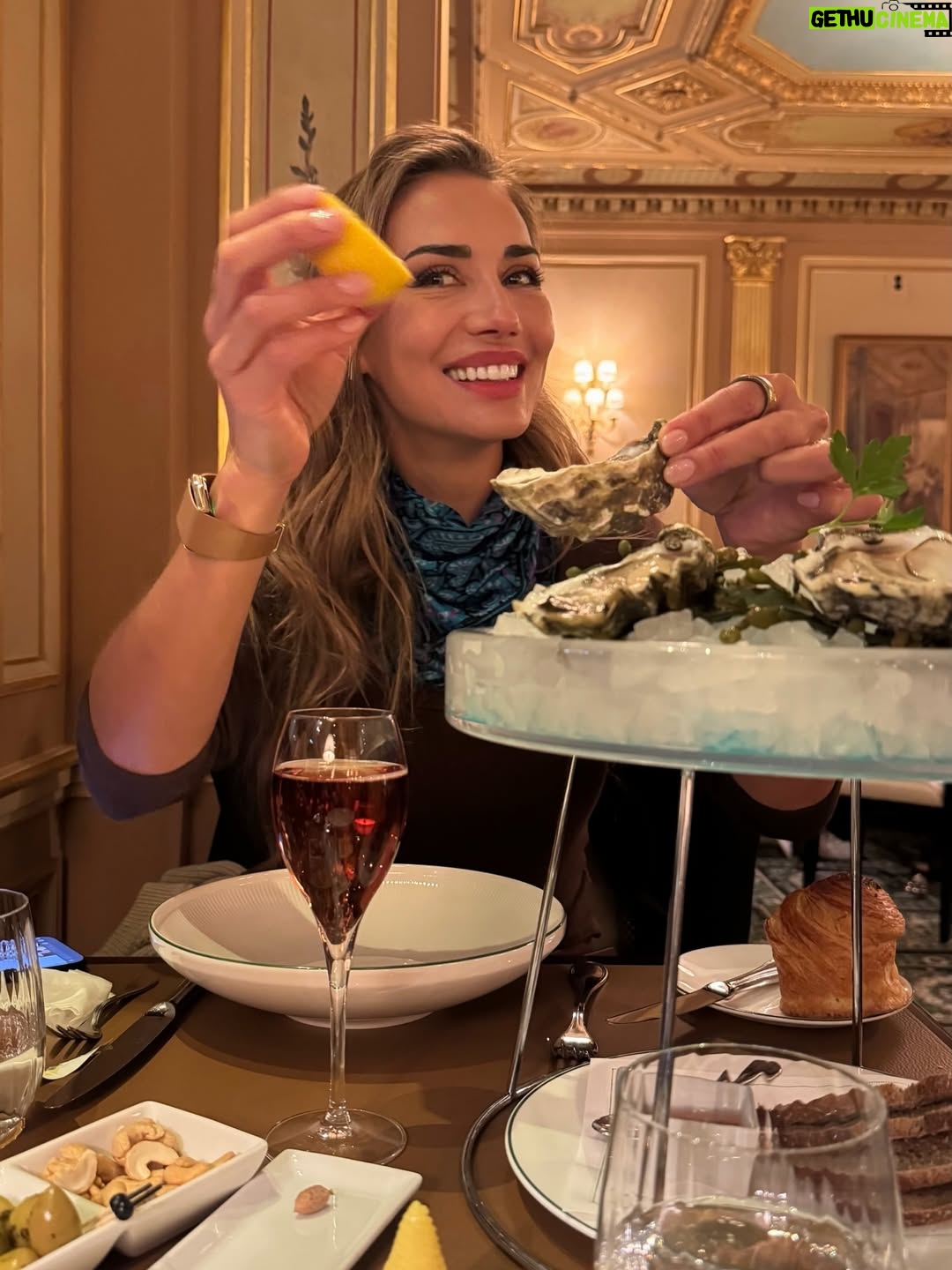 Carolina de Moras - 16.1K Likes - Day 1. Mom & daughter in Paris.
Enero. 
Con mi pequeña aprovechando un poco del frío y lo que queda de la decoración de navidad en Francia.  Como siempre una ciudad mágica. 😍 
Feliz de estar compartiendo con ella. 
❤️❤️❤️❤️