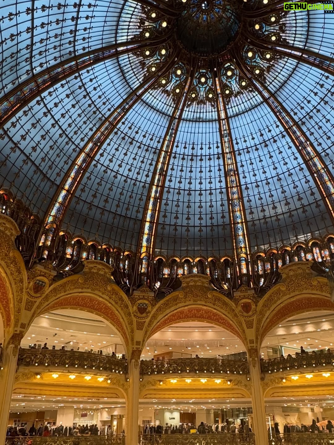 Carolina de Moras - 16.1K Likes - Day 1. Mom & daughter in Paris.
Enero. 
Con mi pequeña aprovechando un poco del frío y lo que queda de la decoración de navidad en Francia.  Como siempre una ciudad mágica. 😍 
Feliz de estar compartiendo con ella. 
❤️❤️❤️❤️