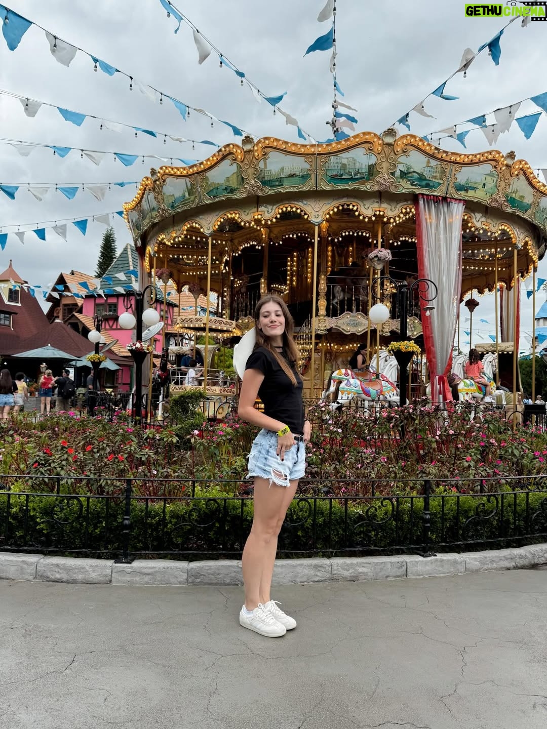 Caroline Dallarosa - 13.9K Likes - Completei mais um aninho e comemorei em um dos lugares mais legais @betocarrero 🫶🏻