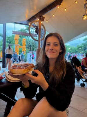 Caroline Dallarosa Instagram - Completei mais um aninho e comemorei em um dos lugares mais legais @betocarrero 🫶🏻