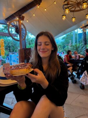 Caroline Dallarosa Instagram - Completei mais um aninho e comemorei em um dos lugares mais legais @betocarrero 🫶🏻
