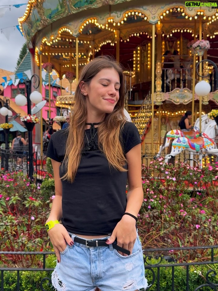 Caroline Dallarosa - 13.9K Likes - Completei mais um aninho e comemorei em um dos lugares mais legais @betocarrero 🫶🏻