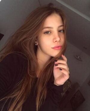 Caroline Dallarosa Instagram - Acabei de ver que é pra postar foto de 2016, então entrei na trend e temos uma Carol de 10 anos atrás, mudei muito? Haha