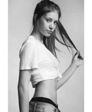 Caroline Dallarosa Instagram - Acabei de ver que é pra postar foto de 2016, então entrei na trend e temos uma Carol de 10 anos atrás, mudei muito? Haha