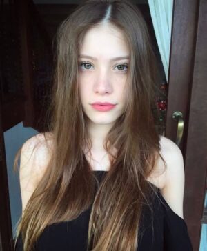 Caroline Dallarosa Instagram - Acabei de ver que é pra postar foto de 2016, então entrei na trend e temos uma Carol de 10 anos atrás, mudei muito? Haha