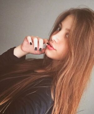 Caroline Dallarosa Instagram - Acabei de ver que é pra postar foto de 2016, então entrei na trend e temos uma Carol de 10 anos atrás, mudei muito? Haha