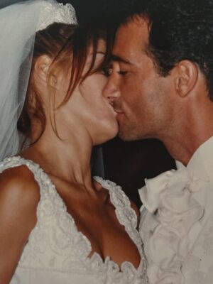 Catherine Fulop Instagram - Mi amor @ovasabatini Hoy, en San Valentín, no puedo evitar mirar hacia atrás y sonreír. Han pasado casi 31 años desde que estamos juntos, ¡31! Y todavía me sigo emocionando como el primer día.

Cada vez que escucho “After All” de Cher y Peter Cetera, nuestra canción, la que sonó en nuestro casamiento cuando caminaba hacia el altar, vuelvo a emocionarme… y entiendo más que nunca lo que dice: “después de todo, el amor es lo que queda”, porque hemos transitado un camino largo, intenso, lleno de aprendizajes, risas, desafíos y abrazos que lo curan todo siempre con amor. Y ahora, pensar que vamos a ser abuelos… después de construir esta historia tan hermosa juntos… me explota el corazón de felicidad.

Gracias por elegirme, cuidarme y amarme todos los días.
Te amo, bebé.