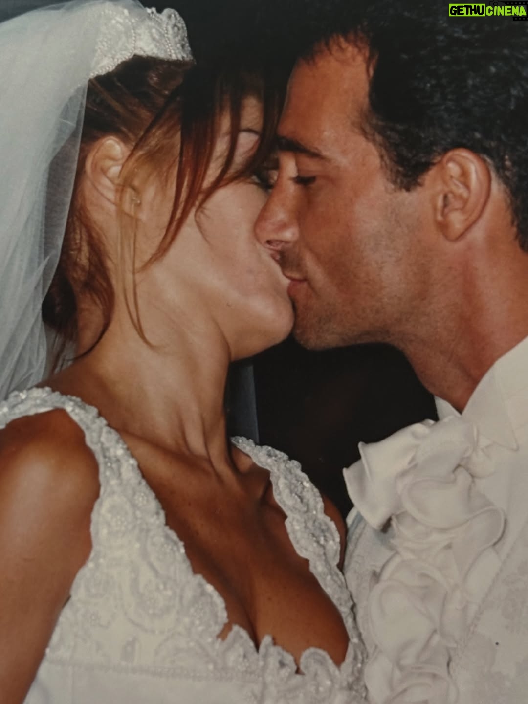 Catherine Fulop - 342.1K Likes - Mi amor @ovasabatini Hoy, en San Valentín, no puedo evitar mirar hacia atrás y sonreír. Han pasado casi 31 años desde que estamos juntos, ¡31! Y todavía me sigo emocionando como el primer día.

Cada vez que escucho “After All” de Cher y Peter Cetera, nuestra canción, la que sonó en nuestro casamiento cuando caminaba hacia el altar, vuelvo a emocionarme… y entiendo más que nunca lo que dice: “después de todo, el amor es lo que queda”, porque hemos transitado un camino largo, intenso, lleno de aprendizajes, risas, desafíos y abrazos que lo curan todo siempre con amor. Y ahora, pensar que vamos a ser abuelos… después de construir esta historia tan hermosa juntos… me explota el corazón de felicidad.

Gracias por elegirme, cuidarme y amarme todos los días.
Te amo, bebé.