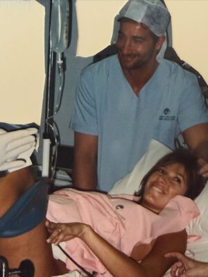 Catherine Fulop Instagram - Mi amor @ovasabatini Hoy, en San Valentín, no puedo evitar mirar hacia atrás y sonreír. Han pasado casi 31 años desde que estamos juntos, ¡31! Y todavía me sigo emocionando como el primer día.

Cada vez que escucho “After All” de Cher y Peter Cetera, nuestra canción, la que sonó en nuestro casamiento cuando caminaba hacia el altar, vuelvo a emocionarme… y entiendo más que nunca lo que dice: “después de todo, el amor es lo que queda”, porque hemos transitado un camino largo, intenso, lleno de aprendizajes, risas, desafíos y abrazos que lo curan todo siempre con amor. Y ahora, pensar que vamos a ser abuelos… después de construir esta historia tan hermosa juntos… me explota el corazón de felicidad.

Gracias por elegirme, cuidarme y amarme todos los días.
Te amo, bebé.