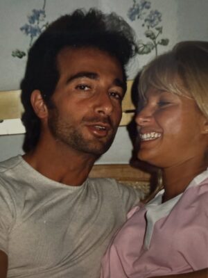 Catherine Fulop Instagram - Mi amor @ovasabatini Hoy, en San Valentín, no puedo evitar mirar hacia atrás y sonreír. Han pasado casi 31 años desde que estamos juntos, ¡31! Y todavía me sigo emocionando como el primer día.

Cada vez que escucho “After All” de Cher y Peter Cetera, nuestra canción, la que sonó en nuestro casamiento cuando caminaba hacia el altar, vuelvo a emocionarme… y entiendo más que nunca lo que dice: “después de todo, el amor es lo que queda”, porque hemos transitado un camino largo, intenso, lleno de aprendizajes, risas, desafíos y abrazos que lo curan todo siempre con amor. Y ahora, pensar que vamos a ser abuelos… después de construir esta historia tan hermosa juntos… me explota el corazón de felicidad.

Gracias por elegirme, cuidarme y amarme todos los días.
Te amo, bebé.