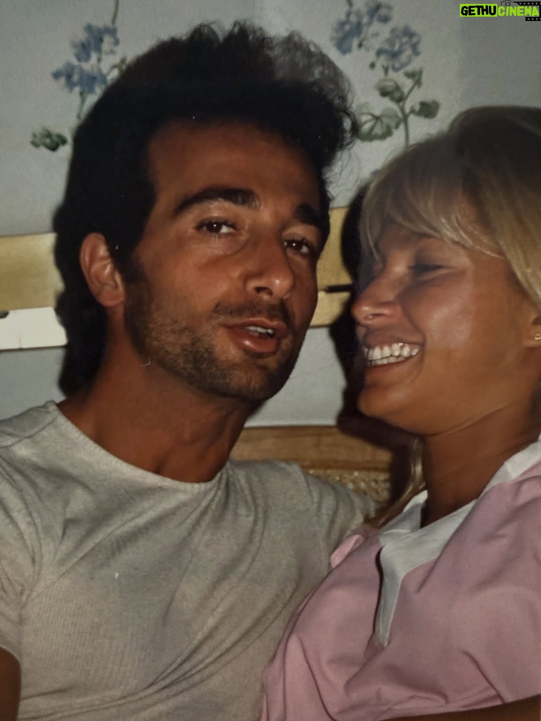 Catherine Fulop - 342.1K Likes - Mi amor @ovasabatini Hoy, en San Valentín, no puedo evitar mirar hacia atrás y sonreír. Han pasado casi 31 años desde que estamos juntos, ¡31! Y todavía me sigo emocionando como el primer día.

Cada vez que escucho “After All” de Cher y Peter Cetera, nuestra canción, la que sonó en nuestro casamiento cuando caminaba hacia el altar, vuelvo a emocionarme… y entiendo más que nunca lo que dice: “después de todo, el amor es lo que queda”, porque hemos transitado un camino largo, intenso, lleno de aprendizajes, risas, desafíos y abrazos que lo curan todo siempre con amor. Y ahora, pensar que vamos a ser abuelos… después de construir esta historia tan hermosa juntos… me explota el corazón de felicidad.

Gracias por elegirme, cuidarme y amarme todos los días.
Te amo, bebé.