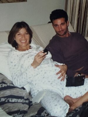 Catherine Fulop Instagram - Mi amor @ovasabatini Hoy, en San Valentín, no puedo evitar mirar hacia atrás y sonreír. Han pasado casi 31 años desde que estamos juntos, ¡31! Y todavía me sigo emocionando como el primer día.

Cada vez que escucho “After All” de Cher y Peter Cetera, nuestra canción, la que sonó en nuestro casamiento cuando caminaba hacia el altar, vuelvo a emocionarme… y entiendo más que nunca lo que dice: “después de todo, el amor es lo que queda”, porque hemos transitado un camino largo, intenso, lleno de aprendizajes, risas, desafíos y abrazos que lo curan todo siempre con amor. Y ahora, pensar que vamos a ser abuelos… después de construir esta historia tan hermosa juntos… me explota el corazón de felicidad.

Gracias por elegirme, cuidarme y amarme todos los días.
Te amo, bebé.