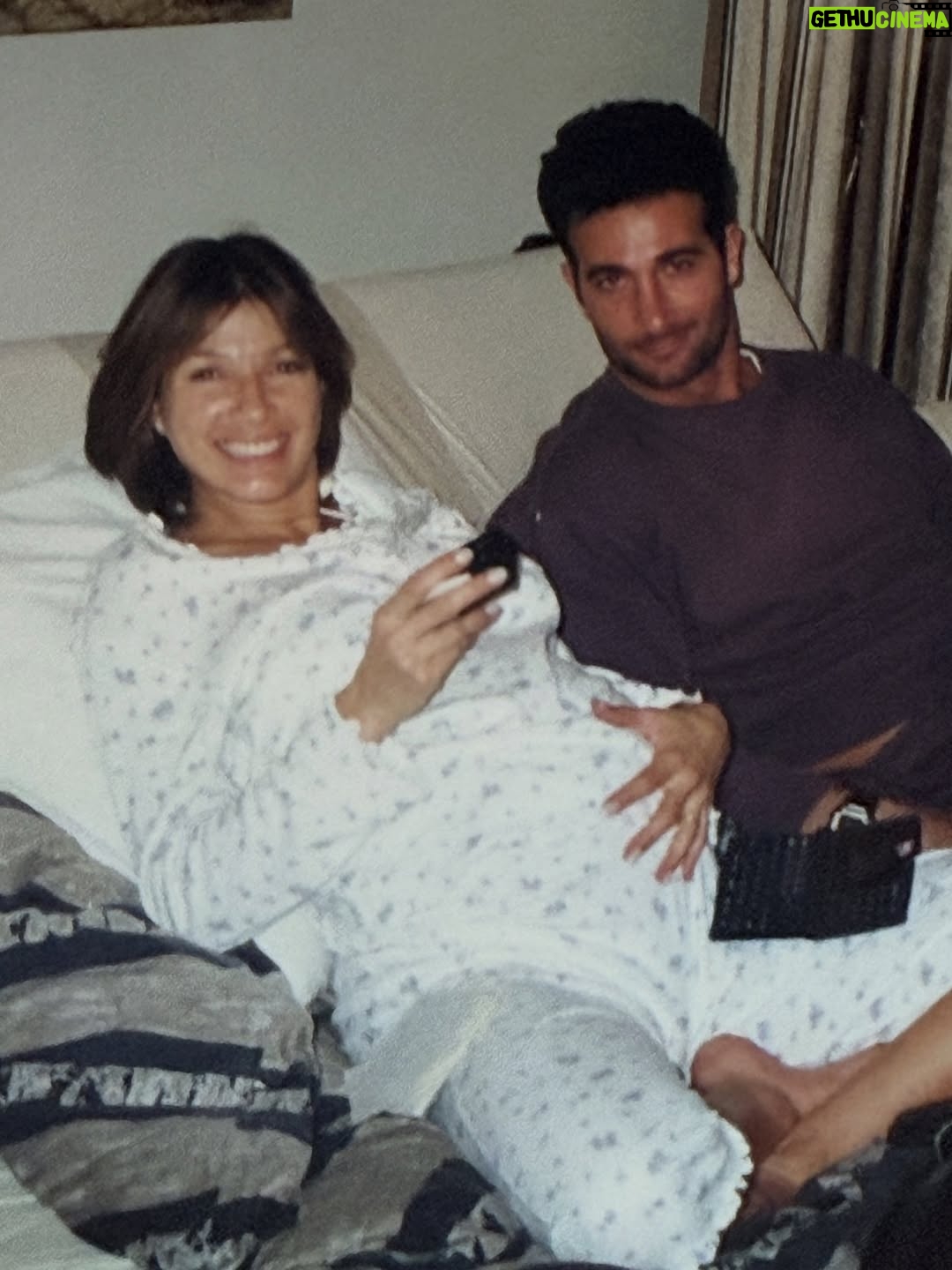 Catherine Fulop - 342.1K Likes - Mi amor @ovasabatini Hoy, en San Valentín, no puedo evitar mirar hacia atrás y sonreír. Han pasado casi 31 años desde que estamos juntos, ¡31! Y todavía me sigo emocionando como el primer día.

Cada vez que escucho “After All” de Cher y Peter Cetera, nuestra canción, la que sonó en nuestro casamiento cuando caminaba hacia el altar, vuelvo a emocionarme… y entiendo más que nunca lo que dice: “después de todo, el amor es lo que queda”, porque hemos transitado un camino largo, intenso, lleno de aprendizajes, risas, desafíos y abrazos que lo curan todo siempre con amor. Y ahora, pensar que vamos a ser abuelos… después de construir esta historia tan hermosa juntos… me explota el corazón de felicidad.

Gracias por elegirme, cuidarme y amarme todos los días.
Te amo, bebé.