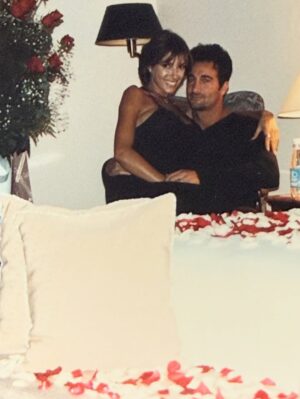 Catherine Fulop Instagram - Mi amor @ovasabatini Hoy, en San Valentín, no puedo evitar mirar hacia atrás y sonreír. Han pasado casi 31 años desde que estamos juntos, ¡31! Y todavía me sigo emocionando como el primer día.

Cada vez que escucho “After All” de Cher y Peter Cetera, nuestra canción, la que sonó en nuestro casamiento cuando caminaba hacia el altar, vuelvo a emocionarme… y entiendo más que nunca lo que dice: “después de todo, el amor es lo que queda”, porque hemos transitado un camino largo, intenso, lleno de aprendizajes, risas, desafíos y abrazos que lo curan todo siempre con amor. Y ahora, pensar que vamos a ser abuelos… después de construir esta historia tan hermosa juntos… me explota el corazón de felicidad.

Gracias por elegirme, cuidarme y amarme todos los días.
Te amo, bebé.