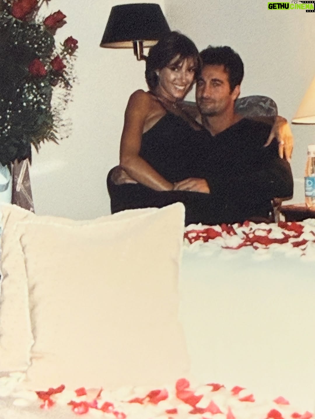 Catherine Fulop - 342.1K Likes - Mi amor @ovasabatini Hoy, en San Valentín, no puedo evitar mirar hacia atrás y sonreír. Han pasado casi 31 años desde que estamos juntos, ¡31! Y todavía me sigo emocionando como el primer día.

Cada vez que escucho “After All” de Cher y Peter Cetera, nuestra canción, la que sonó en nuestro casamiento cuando caminaba hacia el altar, vuelvo a emocionarme… y entiendo más que nunca lo que dice: “después de todo, el amor es lo que queda”, porque hemos transitado un camino largo, intenso, lleno de aprendizajes, risas, desafíos y abrazos que lo curan todo siempre con amor. Y ahora, pensar que vamos a ser abuelos… después de construir esta historia tan hermosa juntos… me explota el corazón de felicidad.

Gracias por elegirme, cuidarme y amarme todos los días.
Te amo, bebé.