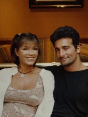 Catherine Fulop Instagram - Mi amor @ovasabatini Hoy, en San Valentín, no puedo evitar mirar hacia atrás y sonreír. Han pasado casi 31 años desde que estamos juntos, ¡31! Y todavía me sigo emocionando como el primer día.

Cada vez que escucho “After All” de Cher y Peter Cetera, nuestra canción, la que sonó en nuestro casamiento cuando caminaba hacia el altar, vuelvo a emocionarme… y entiendo más que nunca lo que dice: “después de todo, el amor es lo que queda”, porque hemos transitado un camino largo, intenso, lleno de aprendizajes, risas, desafíos y abrazos que lo curan todo siempre con amor. Y ahora, pensar que vamos a ser abuelos… después de construir esta historia tan hermosa juntos… me explota el corazón de felicidad.

Gracias por elegirme, cuidarme y amarme todos los días.
Te amo, bebé.