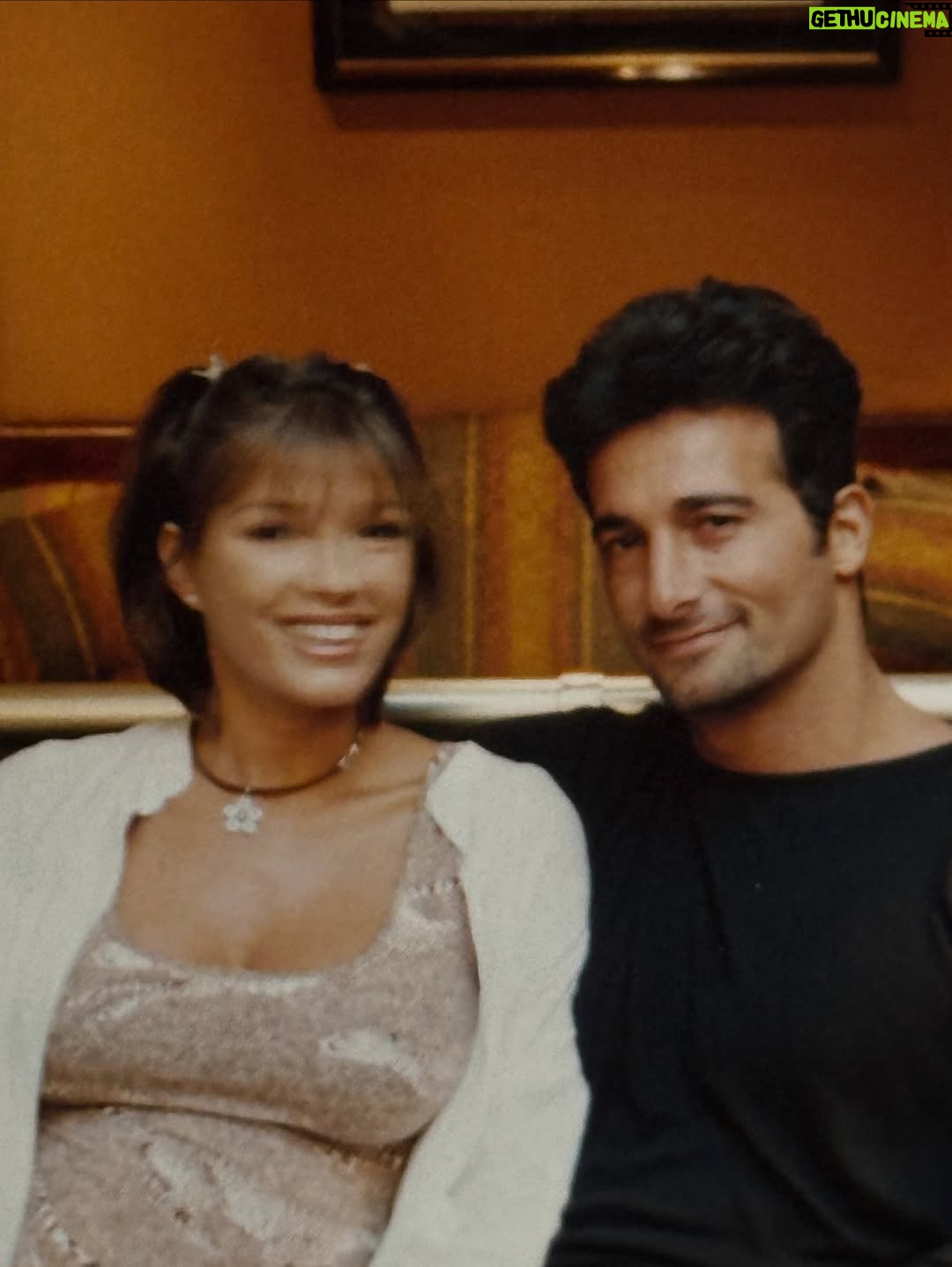 Catherine Fulop - 342.1K Likes - Mi amor @ovasabatini Hoy, en San Valentín, no puedo evitar mirar hacia atrás y sonreír. Han pasado casi 31 años desde que estamos juntos, ¡31! Y todavía me sigo emocionando como el primer día.

Cada vez que escucho “After All” de Cher y Peter Cetera, nuestra canción, la que sonó en nuestro casamiento cuando caminaba hacia el altar, vuelvo a emocionarme… y entiendo más que nunca lo que dice: “después de todo, el amor es lo que queda”, porque hemos transitado un camino largo, intenso, lleno de aprendizajes, risas, desafíos y abrazos que lo curan todo siempre con amor. Y ahora, pensar que vamos a ser abuelos… después de construir esta historia tan hermosa juntos… me explota el corazón de felicidad.

Gracias por elegirme, cuidarme y amarme todos los días.
Te amo, bebé.