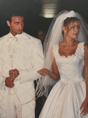 Catherine Fulop Instagram - Mi amor @ovasabatini Hoy, en San Valentín, no puedo evitar mirar hacia atrás y sonreír. Han pasado casi 31 años desde que estamos juntos, ¡31! Y todavía me sigo emocionando como el primer día.

Cada vez que escucho “After All” de Cher y Peter Cetera, nuestra canción, la que sonó en nuestro casamiento cuando caminaba hacia el altar, vuelvo a emocionarme… y entiendo más que nunca lo que dice: “después de todo, el amor es lo que queda”, porque hemos transitado un camino largo, intenso, lleno de aprendizajes, risas, desafíos y abrazos que lo curan todo siempre con amor. Y ahora, pensar que vamos a ser abuelos… después de construir esta historia tan hermosa juntos… me explota el corazón de felicidad.

Gracias por elegirme, cuidarme y amarme todos los días.
Te amo, bebé.