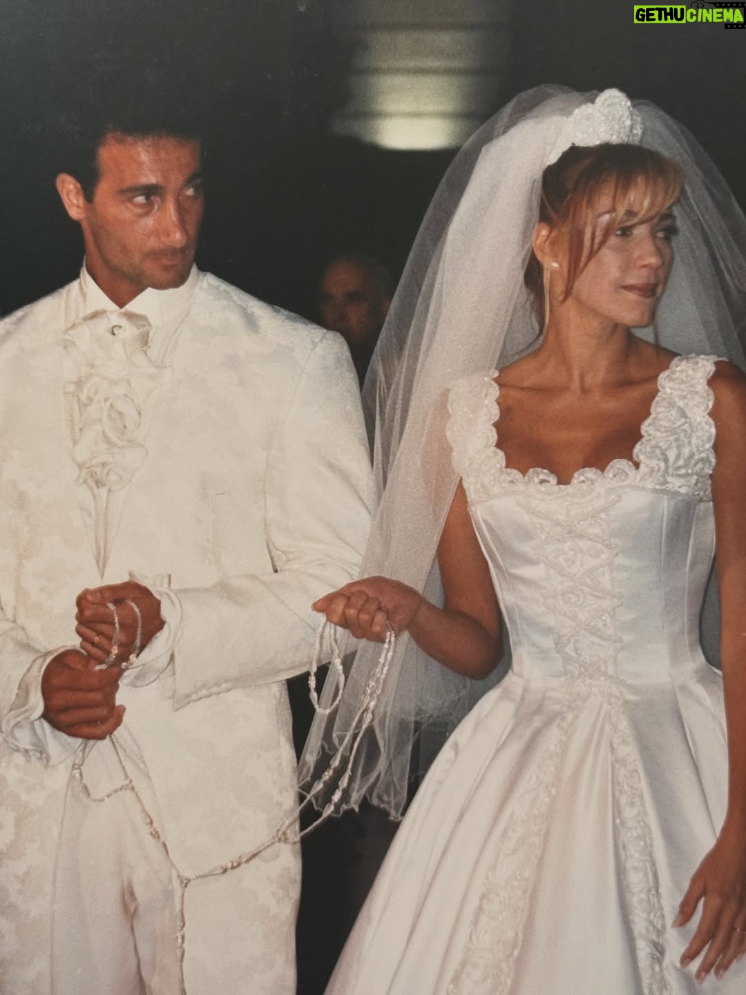 Catherine Fulop - 342.1K Likes - Mi amor @ovasabatini Hoy, en San Valentín, no puedo evitar mirar hacia atrás y sonreír. Han pasado casi 31 años desde que estamos juntos, ¡31! Y todavía me sigo emocionando como el primer día.

Cada vez que escucho “After All” de Cher y Peter Cetera, nuestra canción, la que sonó en nuestro casamiento cuando caminaba hacia el altar, vuelvo a emocionarme… y entiendo más que nunca lo que dice: “después de todo, el amor es lo que queda”, porque hemos transitado un camino largo, intenso, lleno de aprendizajes, risas, desafíos y abrazos que lo curan todo siempre con amor. Y ahora, pensar que vamos a ser abuelos… después de construir esta historia tan hermosa juntos… me explota el corazón de felicidad.

Gracias por elegirme, cuidarme y amarme todos los días.
Te amo, bebé.
