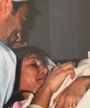 Catherine Fulop Instagram - Mi amor @ovasabatini Hoy, en San Valentín, no puedo evitar mirar hacia atrás y sonreír. Han pasado casi 31 años desde que estamos juntos, ¡31! Y todavía me sigo emocionando como el primer día.

Cada vez que escucho “After All” de Cher y Peter Cetera, nuestra canción, la que sonó en nuestro casamiento cuando caminaba hacia el altar, vuelvo a emocionarme… y entiendo más que nunca lo que dice: “después de todo, el amor es lo que queda”, porque hemos transitado un camino largo, intenso, lleno de aprendizajes, risas, desafíos y abrazos que lo curan todo siempre con amor. Y ahora, pensar que vamos a ser abuelos… después de construir esta historia tan hermosa juntos… me explota el corazón de felicidad.

Gracias por elegirme, cuidarme y amarme todos los días.
Te amo, bebé.