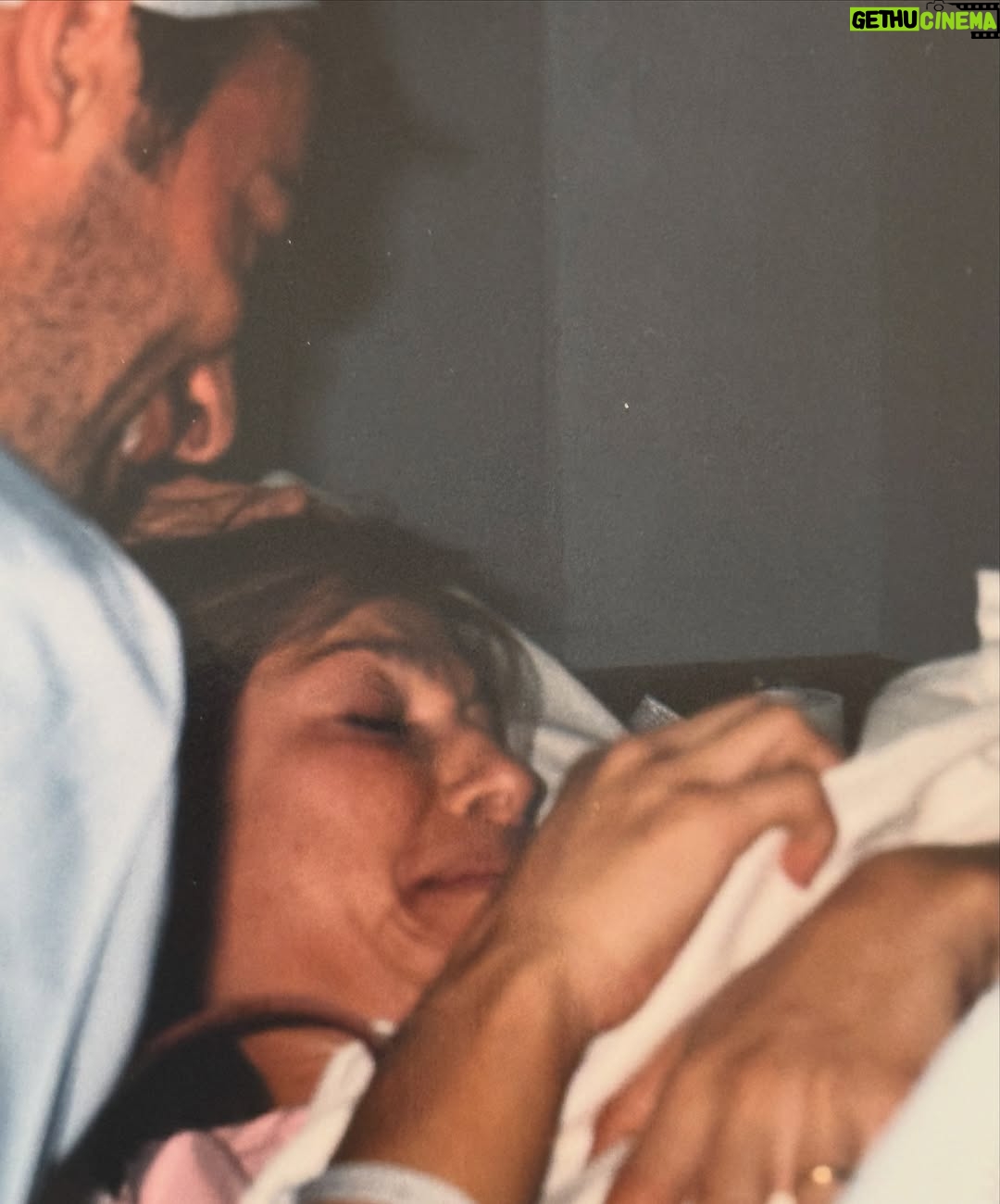 Catherine Fulop - 342.1K Likes - Mi amor @ovasabatini Hoy, en San Valentín, no puedo evitar mirar hacia atrás y sonreír. Han pasado casi 31 años desde que estamos juntos, ¡31! Y todavía me sigo emocionando como el primer día.

Cada vez que escucho “After All” de Cher y Peter Cetera, nuestra canción, la que sonó en nuestro casamiento cuando caminaba hacia el altar, vuelvo a emocionarme… y entiendo más que nunca lo que dice: “después de todo, el amor es lo que queda”, porque hemos transitado un camino largo, intenso, lleno de aprendizajes, risas, desafíos y abrazos que lo curan todo siempre con amor. Y ahora, pensar que vamos a ser abuelos… después de construir esta historia tan hermosa juntos… me explota el corazón de felicidad.

Gracias por elegirme, cuidarme y amarme todos los días.
Te amo, bebé.