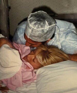 Catherine Fulop Instagram - Mi amor @ovasabatini Hoy, en San Valentín, no puedo evitar mirar hacia atrás y sonreír. Han pasado casi 31 años desde que estamos juntos, ¡31! Y todavía me sigo emocionando como el primer día.

Cada vez que escucho “After All” de Cher y Peter Cetera, nuestra canción, la que sonó en nuestro casamiento cuando caminaba hacia el altar, vuelvo a emocionarme… y entiendo más que nunca lo que dice: “después de todo, el amor es lo que queda”, porque hemos transitado un camino largo, intenso, lleno de aprendizajes, risas, desafíos y abrazos que lo curan todo siempre con amor. Y ahora, pensar que vamos a ser abuelos… después de construir esta historia tan hermosa juntos… me explota el corazón de felicidad.

Gracias por elegirme, cuidarme y amarme todos los días.
Te amo, bebé.