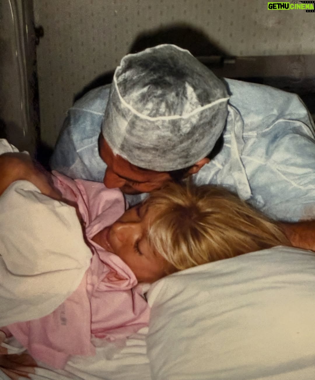 Catherine Fulop - 342.1K Likes - Mi amor @ovasabatini Hoy, en San Valentín, no puedo evitar mirar hacia atrás y sonreír. Han pasado casi 31 años desde que estamos juntos, ¡31! Y todavía me sigo emocionando como el primer día.

Cada vez que escucho “After All” de Cher y Peter Cetera, nuestra canción, la que sonó en nuestro casamiento cuando caminaba hacia el altar, vuelvo a emocionarme… y entiendo más que nunca lo que dice: “después de todo, el amor es lo que queda”, porque hemos transitado un camino largo, intenso, lleno de aprendizajes, risas, desafíos y abrazos que lo curan todo siempre con amor. Y ahora, pensar que vamos a ser abuelos… después de construir esta historia tan hermosa juntos… me explota el corazón de felicidad.

Gracias por elegirme, cuidarme y amarme todos los días.
Te amo, bebé.