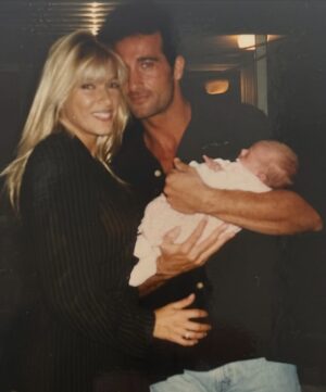 Catherine Fulop Instagram - Mi amor @ovasabatini Hoy, en San Valentín, no puedo evitar mirar hacia atrás y sonreír. Han pasado casi 31 años desde que estamos juntos, ¡31! Y todavía me sigo emocionando como el primer día.

Cada vez que escucho “After All” de Cher y Peter Cetera, nuestra canción, la que sonó en nuestro casamiento cuando caminaba hacia el altar, vuelvo a emocionarme… y entiendo más que nunca lo que dice: “después de todo, el amor es lo que queda”, porque hemos transitado un camino largo, intenso, lleno de aprendizajes, risas, desafíos y abrazos que lo curan todo siempre con amor. Y ahora, pensar que vamos a ser abuelos… después de construir esta historia tan hermosa juntos… me explota el corazón de felicidad.

Gracias por elegirme, cuidarme y amarme todos los días.
Te amo, bebé.