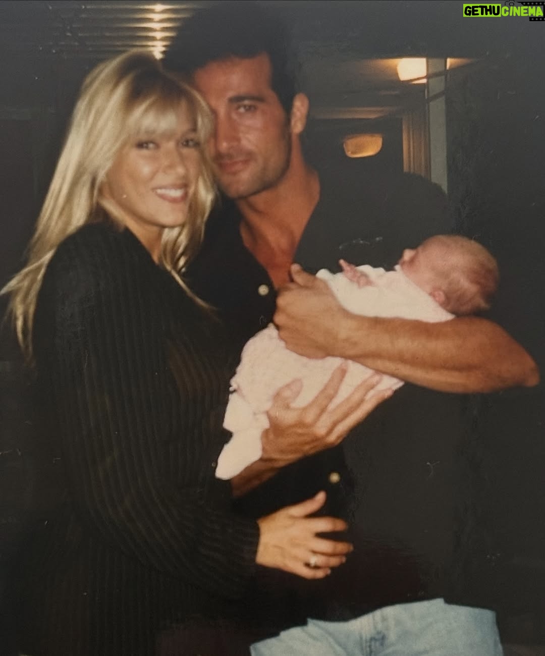 Catherine Fulop - 342.1K Likes - Mi amor @ovasabatini Hoy, en San Valentín, no puedo evitar mirar hacia atrás y sonreír. Han pasado casi 31 años desde que estamos juntos, ¡31! Y todavía me sigo emocionando como el primer día.

Cada vez que escucho “After All” de Cher y Peter Cetera, nuestra canción, la que sonó en nuestro casamiento cuando caminaba hacia el altar, vuelvo a emocionarme… y entiendo más que nunca lo que dice: “después de todo, el amor es lo que queda”, porque hemos transitado un camino largo, intenso, lleno de aprendizajes, risas, desafíos y abrazos que lo curan todo siempre con amor. Y ahora, pensar que vamos a ser abuelos… después de construir esta historia tan hermosa juntos… me explota el corazón de felicidad.

Gracias por elegirme, cuidarme y amarme todos los días.
Te amo, bebé.