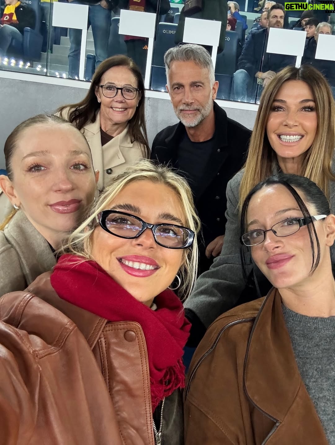 Catherine Fulop - 377.1K Likes - Modo abuela activado en Italia 🇮🇹✨
Paseos, fútbol, risas y mucha pancita hermosa… porque pronto llega la jefa de esta gira: mi nieta 😍👶🏼⚽