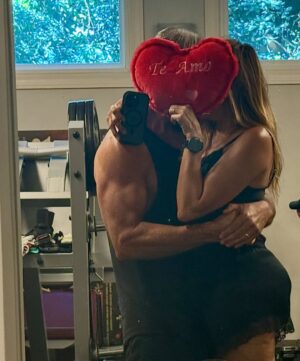 Catherine Fulop Instagram - Mi amor @ovasabatini Hoy, en San Valentín, no puedo evitar mirar hacia atrás y sonreír. Han pasado casi 31 años desde que estamos juntos, ¡31! Y todavía me sigo emocionando como el primer día.

Cada vez que escucho “After All” de Cher y Peter Cetera, nuestra canción, la que sonó en nuestro casamiento cuando caminaba hacia el altar, vuelvo a emocionarme… y entiendo más que nunca lo que dice: “después de todo, el amor es lo que queda”, porque hemos transitado un camino largo, intenso, lleno de aprendizajes, risas, desafíos y abrazos que lo curan todo siempre con amor. Y ahora, pensar que vamos a ser abuelos… después de construir esta historia tan hermosa juntos… me explota el corazón de felicidad.

Gracias por elegirme, cuidarme y amarme todos los días.
Te amo, bebé.