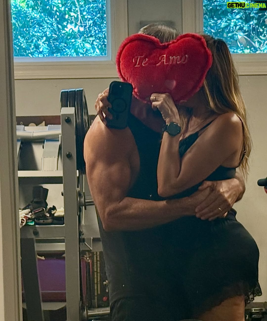 Catherine Fulop - 342.1K Likes - Mi amor @ovasabatini Hoy, en San Valentín, no puedo evitar mirar hacia atrás y sonreír. Han pasado casi 31 años desde que estamos juntos, ¡31! Y todavía me sigo emocionando como el primer día.

Cada vez que escucho “After All” de Cher y Peter Cetera, nuestra canción, la que sonó en nuestro casamiento cuando caminaba hacia el altar, vuelvo a emocionarme… y entiendo más que nunca lo que dice: “después de todo, el amor es lo que queda”, porque hemos transitado un camino largo, intenso, lleno de aprendizajes, risas, desafíos y abrazos que lo curan todo siempre con amor. Y ahora, pensar que vamos a ser abuelos… después de construir esta historia tan hermosa juntos… me explota el corazón de felicidad.

Gracias por elegirme, cuidarme y amarme todos los días.
Te amo, bebé.