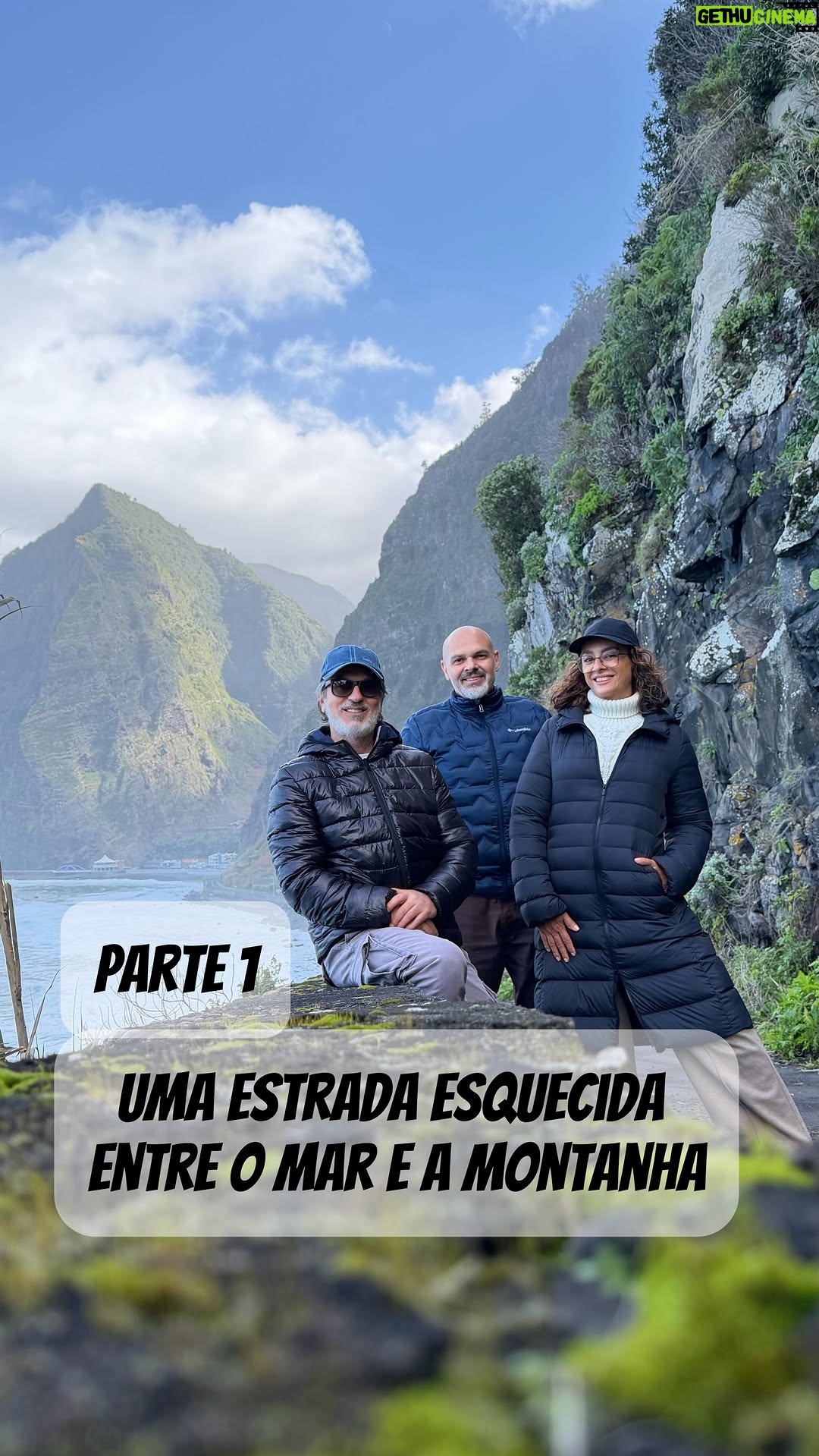 Catia Fonseca - 5.1K Likes - Você pisaria num caminho que o tempo decidiu abandonar? 👀
Entre São Vicente e Porto Moniz, na ilha da Madeira, existe uma estrada que já foi vital para a ligação entre vilas, trabalho e sobrevivência.

Antes dos túneis modernos, esse era o trajeto usado diariamente por moradores e viajantes. Um caminho estreito, escavado na rocha, exposto à montanha, à água e ao risco constante de deslizamentos.
Com o avanço da engenharia e a necessidade de mais segurança, a estrada foi desativada e ficou ali, suspensa no tempo.

Hoje, ela não leva mais carros.
Mas ainda carrega histórias, silêncios e a memória de uma Madeira que precisou desafiar a natureza para seguir em frente.

📍Madeira, onde até as estradas contam histórias.

Você atravessaria esse caminho ou prefere o túnel?
Comenta aqui 👇