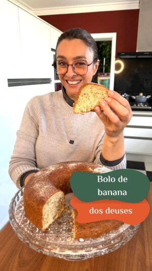 Catia Fonseca Instagram - Esse bolo aqui faz muito sucesso em casa e certeza que vai fazer na sua também! Para receber o passo a passo é só comentar “RECEITA” aqui 👇😋