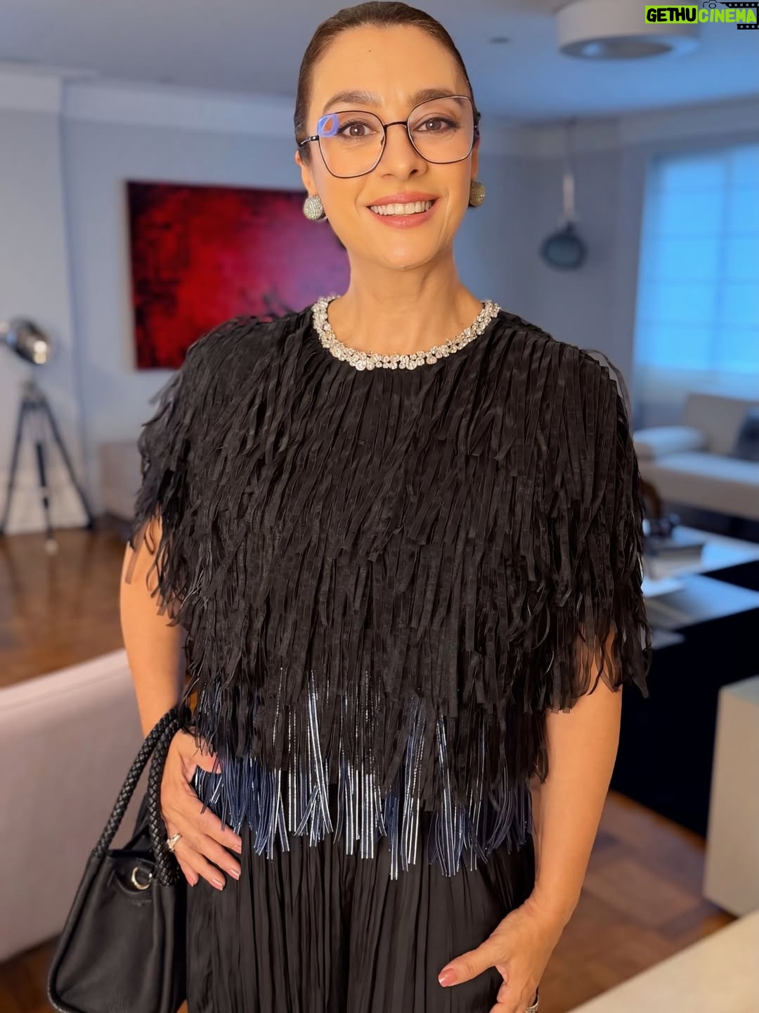 Catia Fonseca - 4.9K Likes - Noite incrível no consulado Italiano. E para este evento tive o look incrível da @vitorzerbinato e do 
@hectoralbertazzi que amei. Parabéns @mafaldaminnozzisinger pelo título que você recebeu do governo italiano. Você merece tudo de melhor.