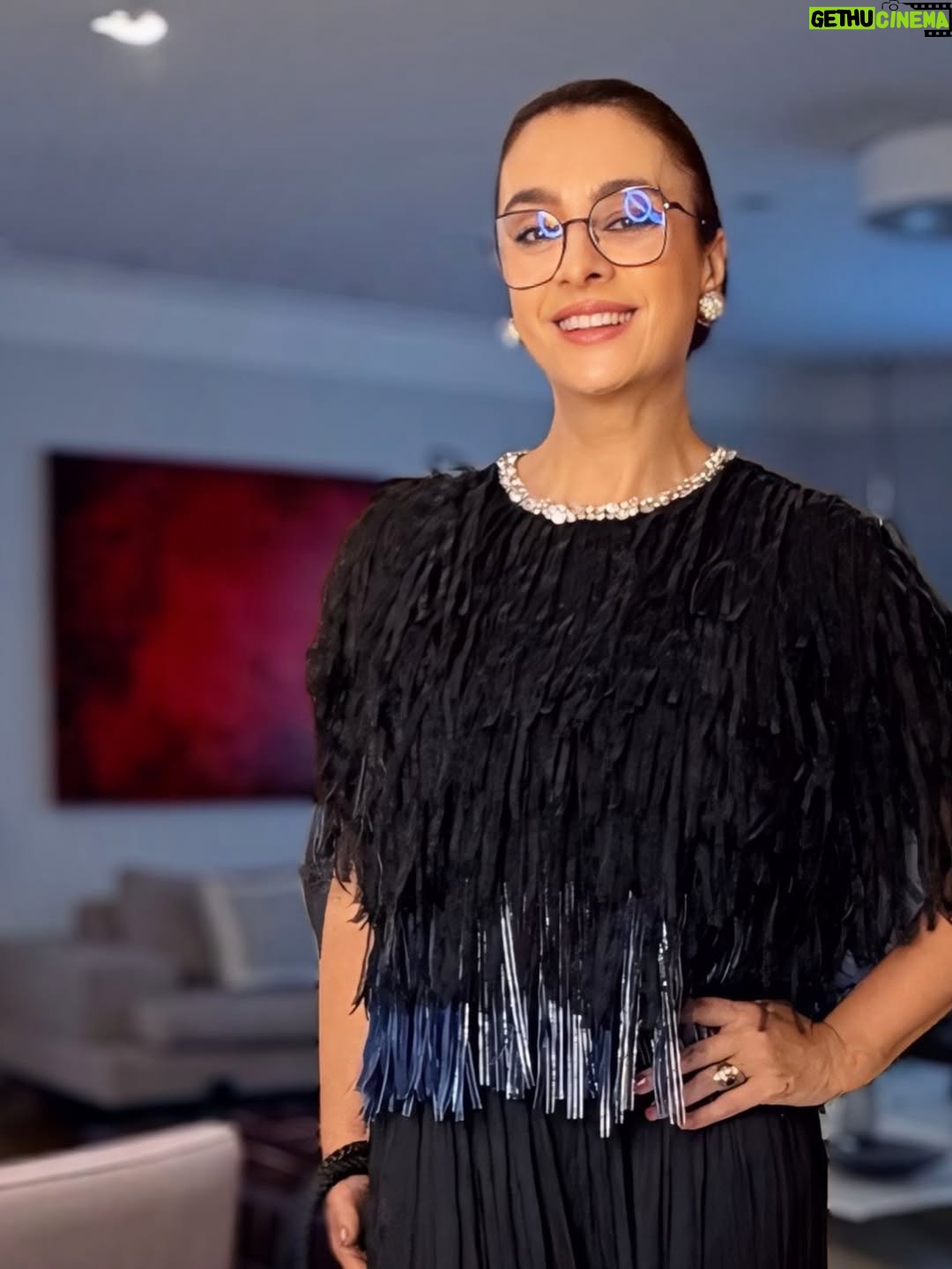 Catia Fonseca - 4.9K Likes - Noite incrível no consulado Italiano. E para este evento tive o look incrível da @vitorzerbinato e do 
@hectoralbertazzi que amei. Parabéns @mafaldaminnozzisinger pelo título que você recebeu do governo italiano. Você merece tudo de melhor.