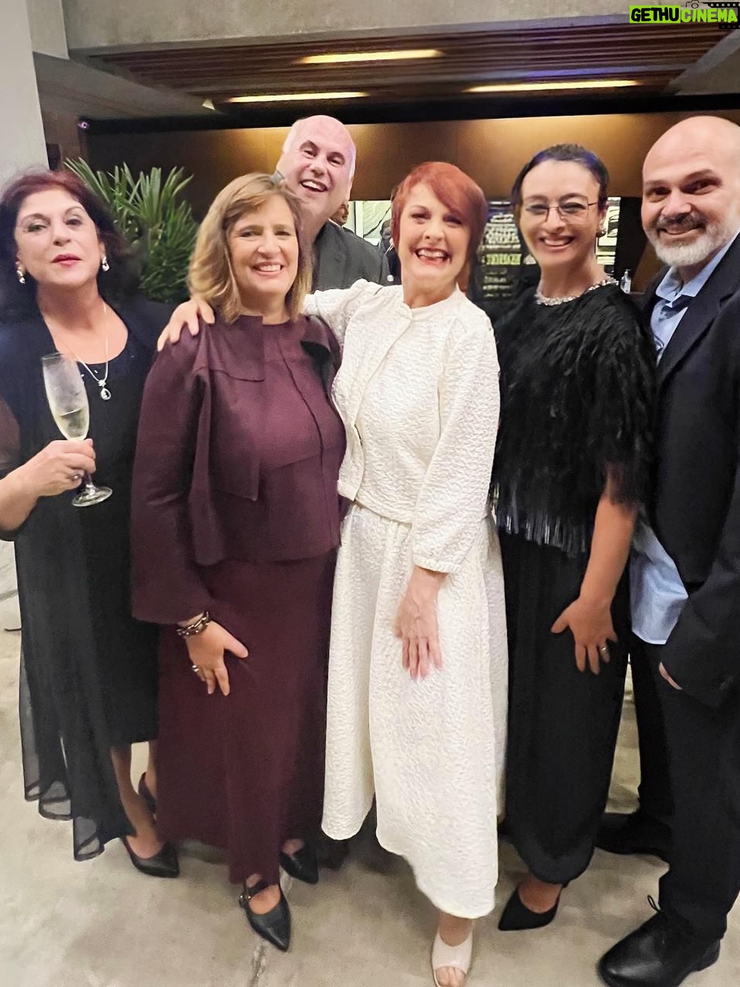 Catia Fonseca - 4.9K Likes - Noite incrível no consulado Italiano. E para este evento tive o look incrível da @vitorzerbinato e do 
@hectoralbertazzi que amei. Parabéns @mafaldaminnozzisinger pelo título que você recebeu do governo italiano. Você merece tudo de melhor.