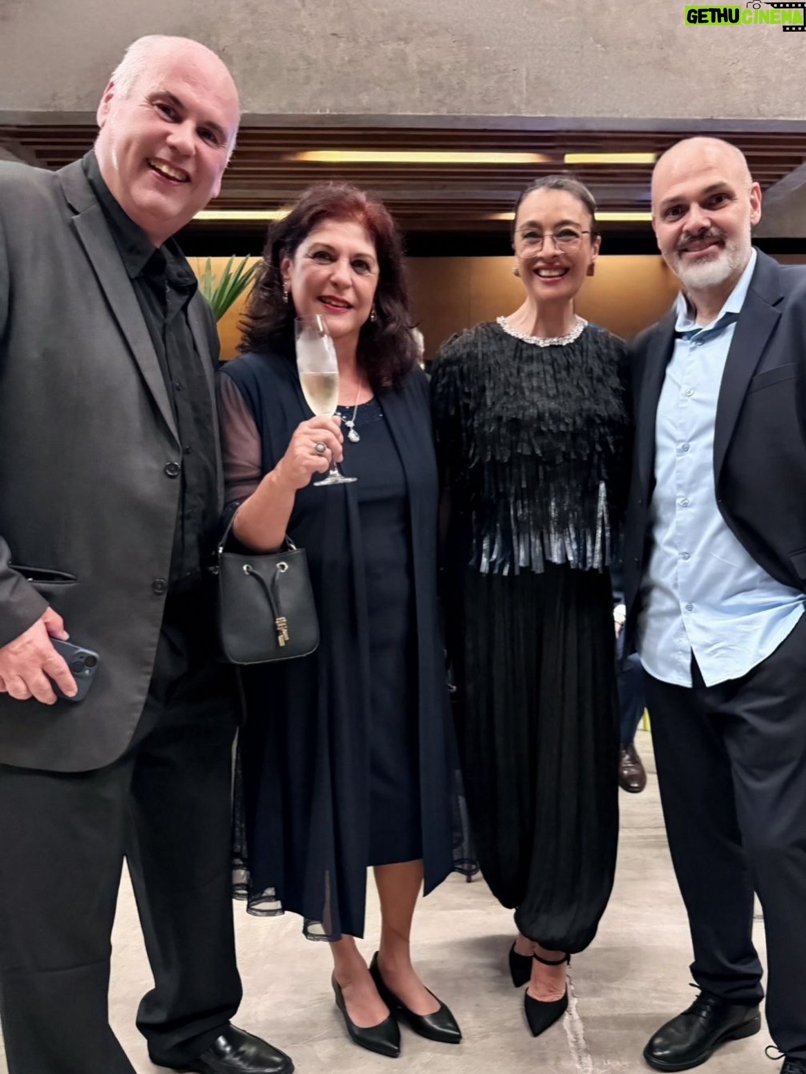 Catia Fonseca - 4.9K Likes - Noite incrível no consulado Italiano. E para este evento tive o look incrível da @vitorzerbinato e do 
@hectoralbertazzi que amei. Parabéns @mafaldaminnozzisinger pelo título que você recebeu do governo italiano. Você merece tudo de melhor.