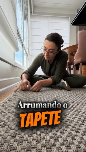 Catia Fonseca Instagram - Hoje quero pôr as coisas de casa em ordem e resolvi começar pelo tapete😳
Você também faz isso em casa ??