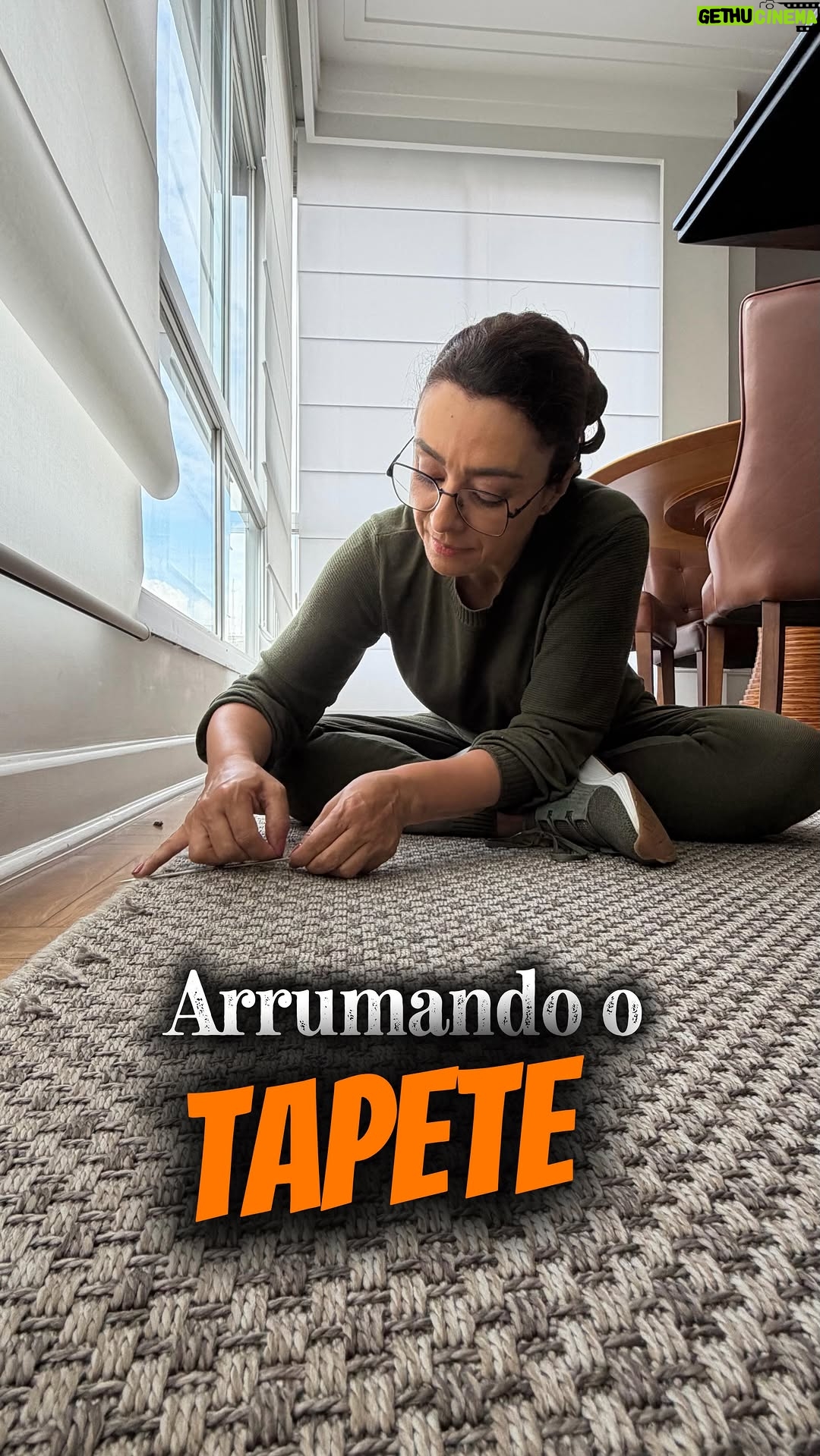 Catia Fonseca - 9.4K Likes - Hoje quero pôr as coisas de casa em ordem e resolvi começar pelo tapete😳
Você também faz isso em casa ??