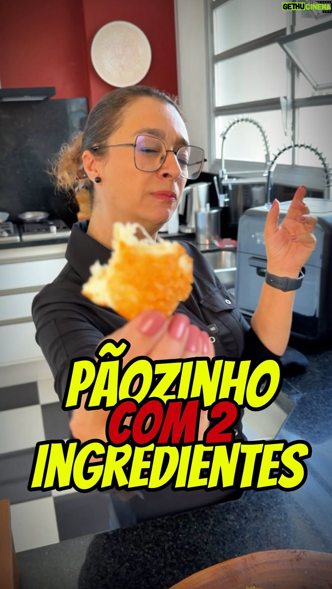 Catia Fonseca - 30.3K Likes - Gente vocês tem que fazer está receita. São só 2 ingredientes e fica maravilhoso 😋
PÃEZINHOS DE QUEIJO COM 2 ingredientes
200 grs Queijo parmesão ou meia cura triturado
2 ou 3 CLARAS (o qto for importante para dar liga)
Misture os 2 ingredientes, faça bolinhas e coloque em forma forrada com papel manteiga e leve para assar no forno 200 graus até dourar